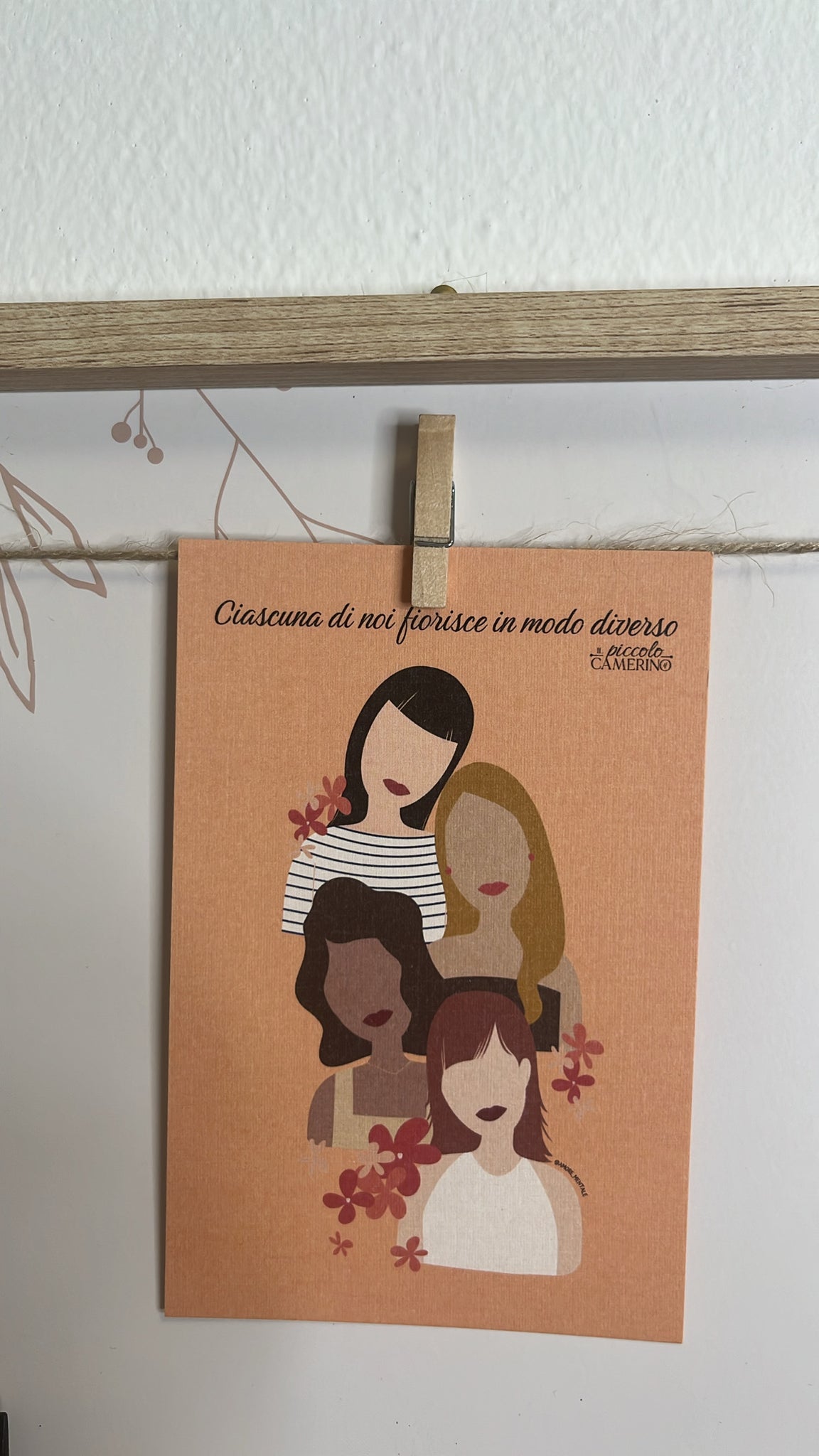 Cartolina “Ciascuna di noi fiorisce in modo diverso”